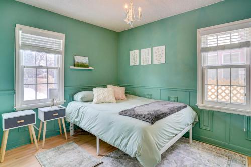 um quarto verde com uma cama e 2 janelas em Charming Minneapolis Home Less Than 1 Mi to Lakes! em Minneapolis