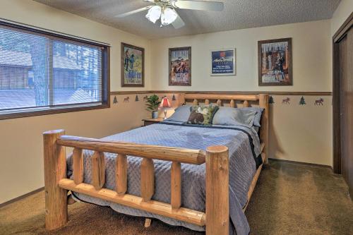 Llit o llits en una habitació de Rustic Western Home Walk to Winchester Lake!