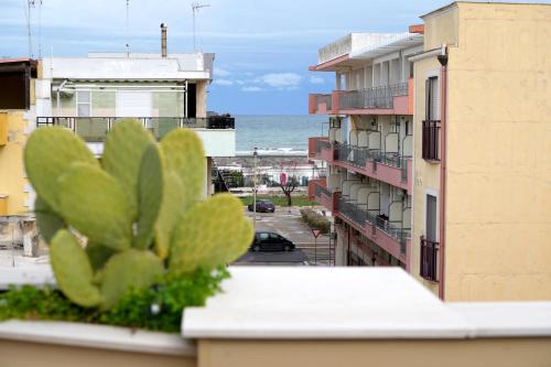 マルゲリータ・ディ・サヴォイアにあるSopravento Apartments - Margherita di Savoiaの建物のバルコニーから海の景色を望めます。