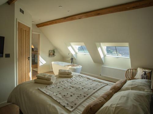 - une chambre avec un lit et 2 fenêtres dans l'établissement Tyn Llwyn Barn, à Corwen