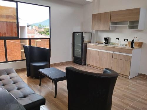 cocina con sofá y sillas en una habitación en Casa Hotel Castellón en Hispania