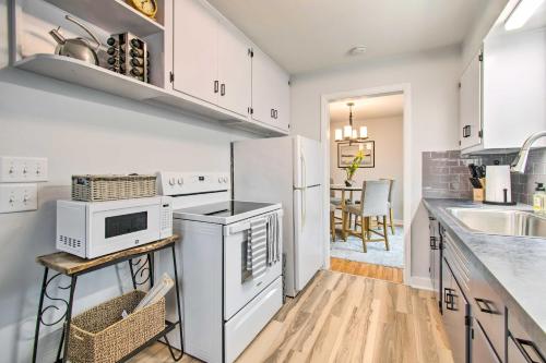 Pet-Friendly Uptown Normal Home Steps to ISUにあるキッチンまたは簡易キッチン