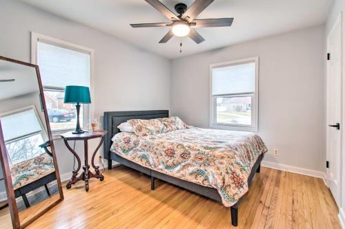 Pet-Friendly Uptown Normal Home Steps to ISUにあるベッド