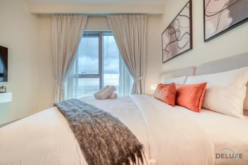 Postel nebo postele na pokoji v ubytování Alluring 1BR at Harbour Views Tower 1 by Deluxe Holiday Homes