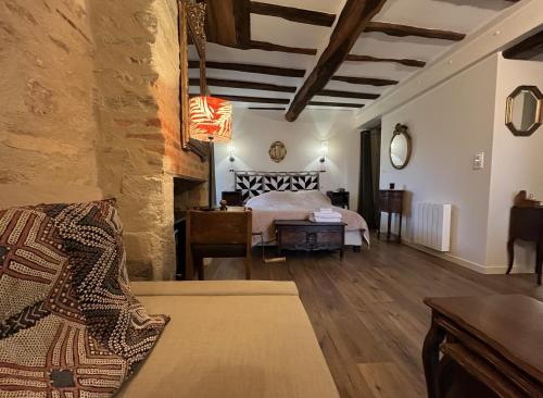 a bedroom with a bed and a table in a room at HENRI& HENRIETTE le studiolo d'HENRI in Vannes