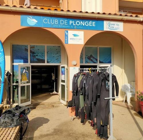 a store with a bunch of clothes in front of it at Résidence les aloès T2 / 4 personnes 2min à pied de la mer in Cerbère