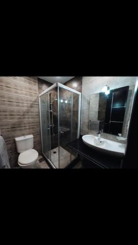 een badkamer met een toilet en een wastafel bij Luxurious studio in the heart of Heliopolis in Caïro