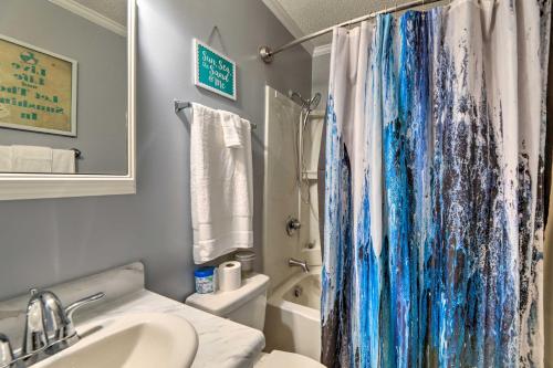 uma casa de banho com um lavatório e uma cortina de chuveiro em Oceanfront North Topsail Beach Rental with Deck em North Topsail Beach