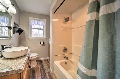 La salle de bains est pourvue d'une baignoire, d'un lavabo et de toilettes. dans l'établissement Meadville Home Private Yard and Fishing Nearby, à Meadville