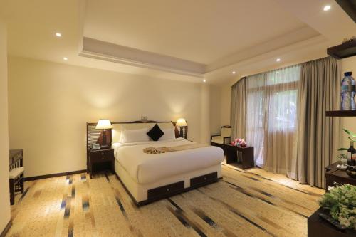 Giường trong phòng chung tại De Leopol Hotel