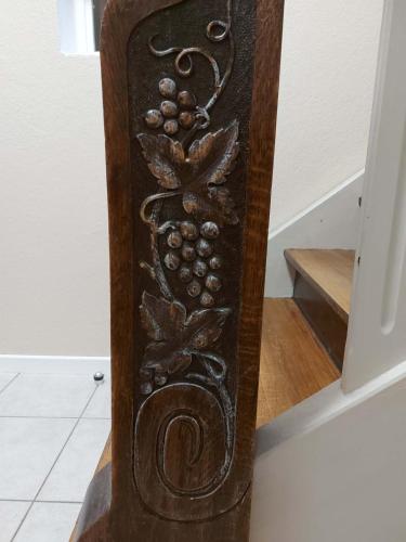 a wooden column with a design on it at Mirabelle Bed & Breakfast in Ribeauvillé