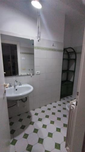 ein Badezimmer mit Waschbecken, Toilette und Spiegel in der Unterkunft Monolocale La Darsena in Portoferraio