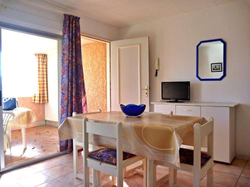 Photo de la galerie de l'établissement Appartement 7 pers, proche plage et commerces, 3 chambres, parking, wifi en option - FR-1-387-49, à Marseillan