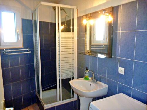 マルセイヤンにあるAppartement Marseillan-Plage, 4 pièces, 7 personnes - FR-1-387-49の青いタイル張りのバスルーム(シンク、シャワー付)