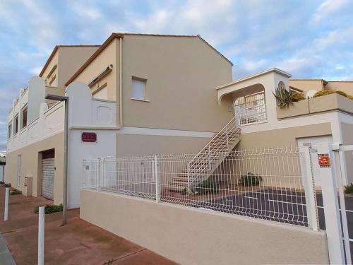 Photo de la galerie de l'établissement Appartement 7 pers, proche plage et commerces, 3 chambres, parking, wifi en option - FR-1-387-49, à Marseillan