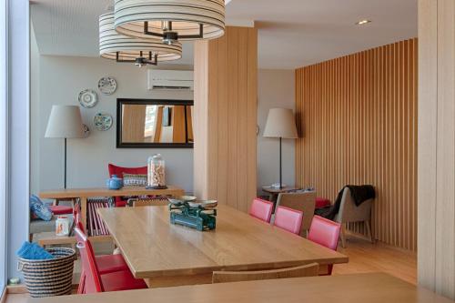 Hotel Oslo في كويمبرا: غرفة طعام مع طاولة وكراسي وردية