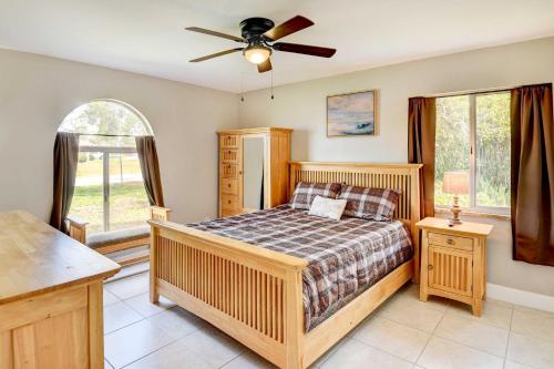 1 dormitorio con 1 cama y ventilador de techo en Waterfront Deltona Home with Pool and Screened Porch, en Deltona