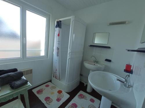 biała łazienka z umywalką i toaletą w obiekcie Gîte La Mer, 50m de la mer w mieście Saint-Germain-sur-Ay