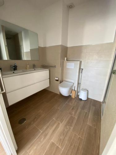 een badkamer met een toilet, een wastafel en een spiegel bij Apartamento Almogaren in Valsequillo