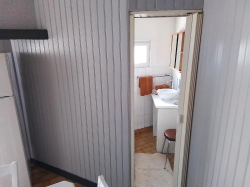 Ένα μπάνιο στο Appartement 1er étage centre bourg