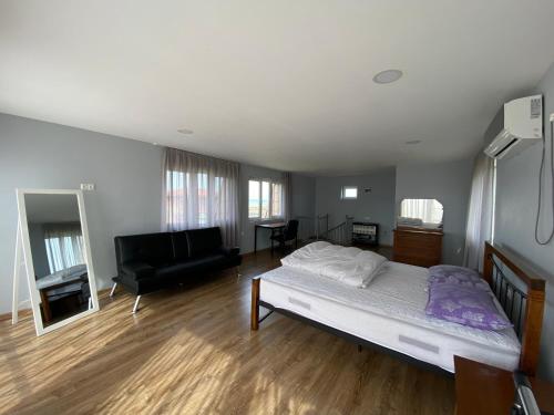 um quarto com uma cama e uma sala de estar em Дом на пляже Black sea House em Kobuleti