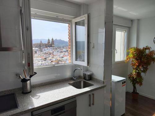 cocina con fregadero y ventana en ENTREOLIVOS, en Jaén