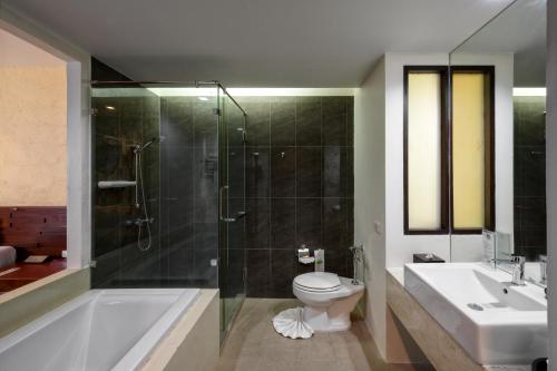La salle de bains est pourvue d'une douche, de toilettes et d'un lavabo. dans l'établissement Karon Phunaka Resort, à Karon Beach