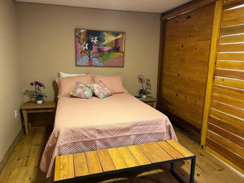 1 dormitorio con cama y armario de madera en Pousada Fiori en Nova Friburgo