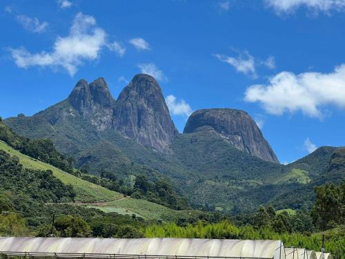 Pemandangan gunung umum atau pemandangan gunung yang diambil dari inn ini
