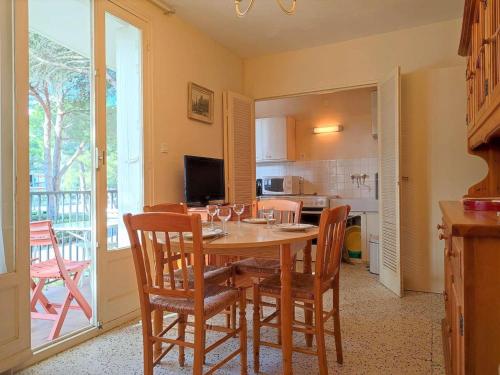 une cuisine et une salle à manger avec une table et des chaises dans l'établissement Appartement 2 pièces, 4 couchages, balcon, proche plage - Argelès-sur-Mer - FR-1-225-110, à Argelès-sur-Mer