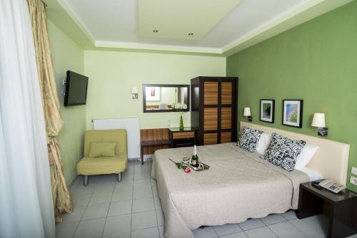艾斯普羅瓦塔的住宿－阿塞瑪瑞斯公寓，配有一张床和一把椅子的酒店客房