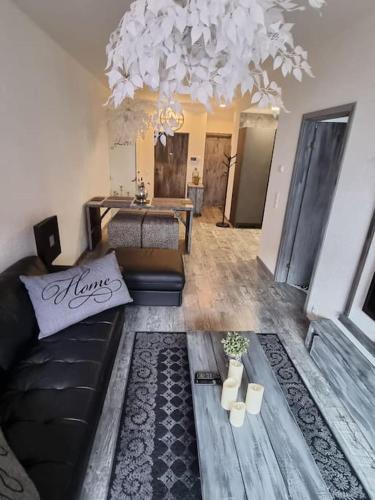 a living room with a couch and a chandelier at Ihana huoneisto Tallinnan Rotermannin keskustassa. in Tallinn