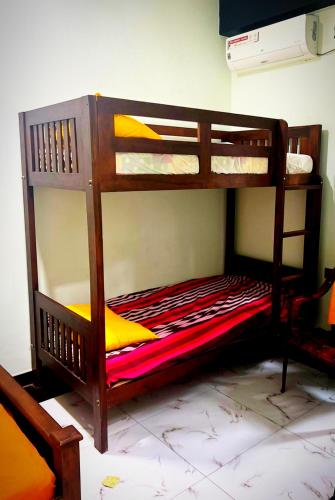 Ce lit superposé se trouve dans un dortoir doté de lits superposés. dans l'établissement Hotel sun cafe, 