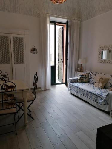 - une chambre avec un lit et une table ainsi qu'une salle à manger dans l'établissement Valerie Apartment, à Gallipoli
