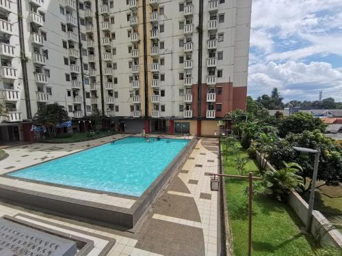 une piscine en face d'un bâtiment dans l'établissement Cibubur Village Wina Property, à Cibubur