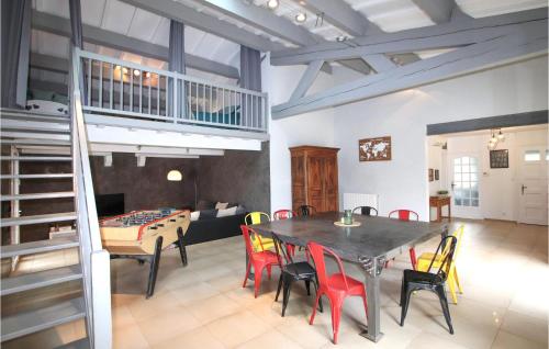 - une salle à manger avec une table de ping-pong et des chaises dans l'établissement Stunning Home In Malataverne, à Malataverne