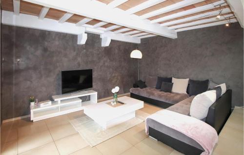 Μια τηλεόραση ή/και κέντρο ψυχαγωγίας στο Stunning Home In Malataverne