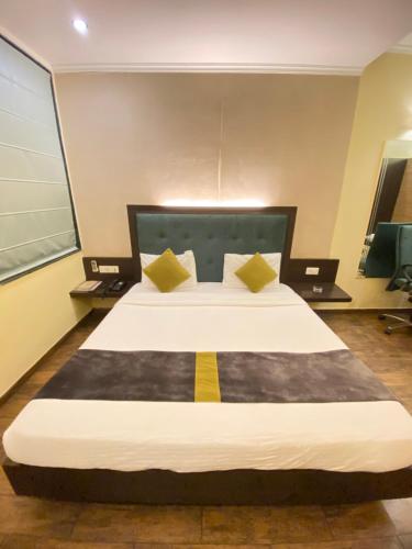 Ένα ή περισσότερα κρεβάτια σε δωμάτιο στο Status Business Hotel - Naveen Market