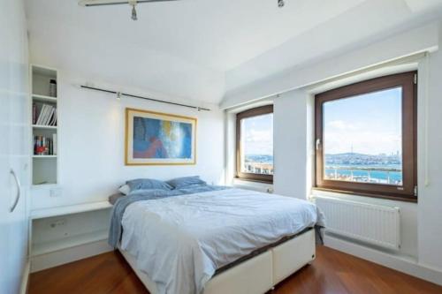 una camera bianca con un letto e due finestre di ALİZE penthouse 360*view a Istanbul