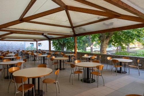 eine Reihe von Tischen und Stühlen in einem Restaurant in der Unterkunft Hotel degli Ulivi in Vieste