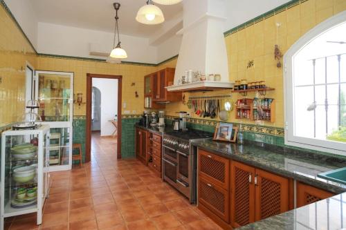 Kjøkken eller kjøkkenkrok på Spacious Villa with Exceptional Views in Malaga