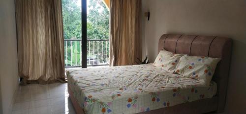 Schlafzimmer mit einem Bett und einem großen Fenster in der Unterkunft EBH guesthouse in Malakka