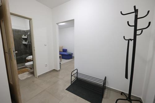 un pasillo con un banco negro en una habitación en Fara No71 apart 3 en Libice nad Cidlinou