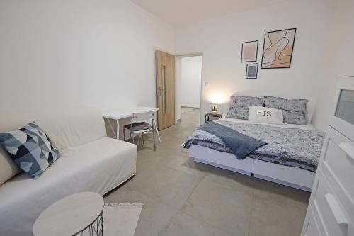 1 dormitorio con cama, sofá y mesa en Fara No71 apart 3 en Libice nad Cidlinou