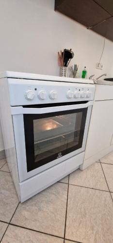 un horno blanco sentado en un mostrador de cocina en Apartman MURKO P-1, 