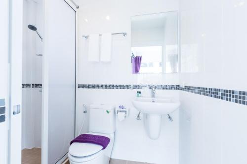 喬木提恩海灘的住宿－誠之Z酒店，白色的浴室设有卫生间和水槽。