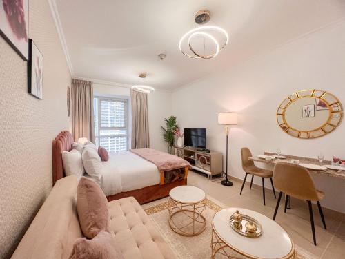 una camera con letto e un soggiorno di Cosmos Living Cozy Studio Near Dubai Marina a Dubai