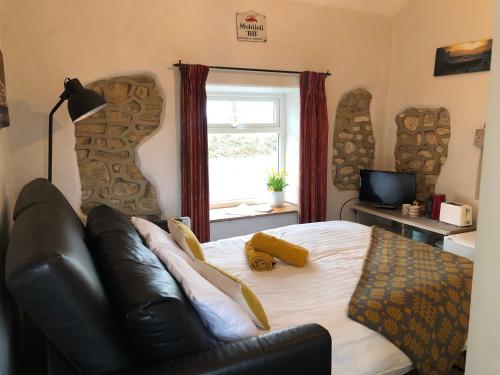 Postel nebo postele na pokoji v ubytování Hamilton Alpacas, Pembrokeshire, UK