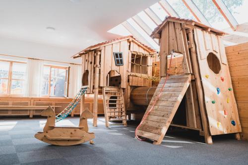 - une salle de jeux avec toboggan et mur d'escalade dans l'établissement Schettereggerhof, à Egg