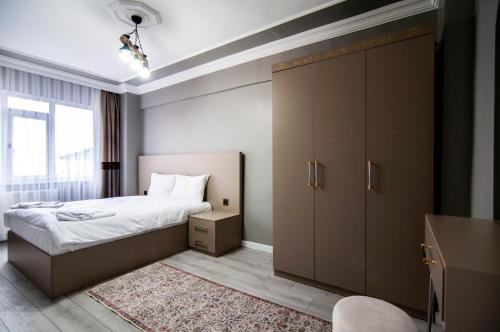 een slaapkamer met een bed en een grote kast bij Naif Bey Hotel in Istanbul